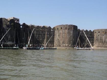 Unprivileged guide banned on Janjira fort, time of starvation on 25 families of locals | जंजिरा किल्ल्यावर विनापरवाना गाइडला बंदी, स्थानिकांच्या २५ कुटुंबांवर उपासमारीची वेळ