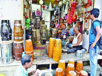 Ganeshotsav, the music instruments shops 'Housefull', the highest demand for the drummer | गणेशोत्सवाच्या पार्श्वभूमीवर तालवाद्यांची दुकाने ‘हाउसफुल्ल’, ढोलकीला सर्वाधिक मागणी