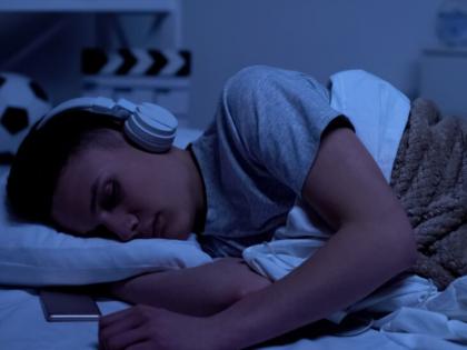 do not listen songs or music while sleeping it is dangerous for your health as it disturbs sleep | झोपताना संगीत ऐकता? वेळीच व्हा सावधान, 'हा' रिसर्च सांगतो याचे धक्कादायक तोटे