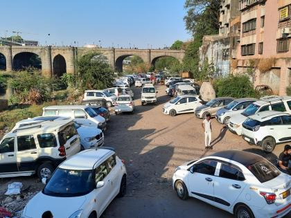 Silver worship pots kept in the car in the riverbed and thieves hatched a plan | Pune | नदीपात्रात कारमध्ये ठेवली चांदीची पूजेची भांडी अन् चोरट्यांनी साधला डाव