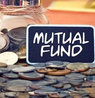 तीव्र घसरणीतही 'या' म्युच्युअल फंडांचा २४ टक्केपर्यंत परतावा; १ वर्षात १ लाख रुपयांचे किती झाले?