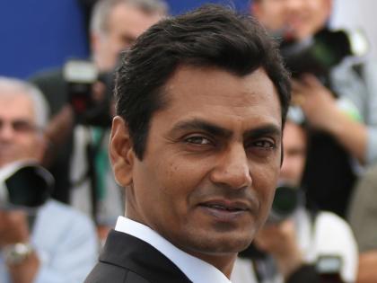 VIRAL VIDEO: Nawazuddin Siddiqui gets mobbed and dragged by fans for selfie | VIDEO: क्रेजी चाहत्याने केले असे काही, पडता पडता थोडक्यात बचावला नवाजुद्दीन सिद्दीकी!!