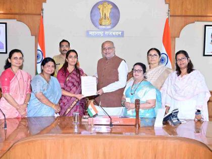 Give the Women's Commission to a full-time worker; MVA female leaders meet the Governor | पूर्ण वेळ देणाऱ्याला महिला आयोगाची धुरा द्या; मविआ महिला नेत्यांनी घेतली राज्यपालांची भेट Give the Women's Commission to a full-time worker; MVA female leaders meet the Governor | पूर्ण वेळ देणाऱ्याला महिला आयोगाची धुरा द्या; मविआ महिला नेत्यांनी घेतली राज्यपालांची भेट