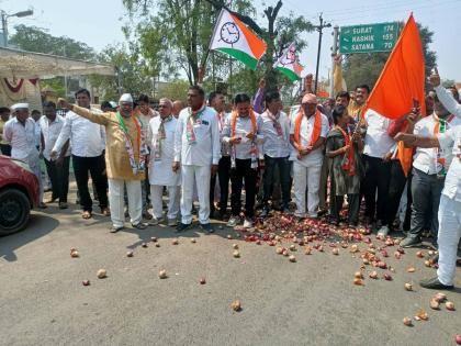 Sakra Rasta Roko Andolan of Maha Vikas Aghadi for farmers | कांदाप्रश्नी महाविकास आघाडीचे साक्रीत रास्ता रोको आंदोलन