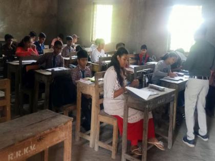 Students took the drawing exam at four exam centers in vashim | चार परीक्षा केंद्रांवर विद्यार्थ्यांनी दिली रेखाकला परीक्षा!