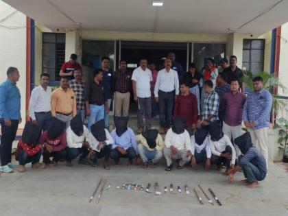 10 men caught with weapons preparing for robbery; 13.06 lakhs worth of goods seized | दरोड्याच्या तयारीत असलेल्या १० जणांना शस्त्रासह पकडले; १३.०६ लाखांचा मुद्देमाल जप्त