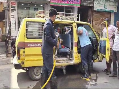 School van catches fire due to short circuit in panvel | शॉर्टसर्किटमुळे स्कूल व्हॅनला आग