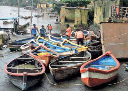 Fishing jam for 90 days due to bad weather | ‘महा’ वादळामुळे मासेमारीवर सावट; खराब हवामानामुळे ९० दिवसांपासून मासेमारी ठप्प