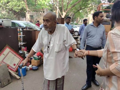 Shocking! The 91-year-old Padma Shri artist was taken out of his house and his belongings fell on the road | धक्कादायक! ९१ वर्षीय पद्मश्री पुरस्कार विजेत्या कलाकाराला काढलं घराबाहेर, रस्त्यावर फेकलं सामान