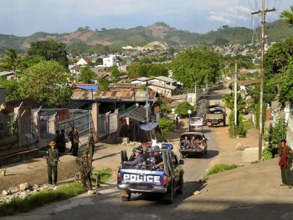 Defeat of Army in Myanmar, Rebels take control on town lashio near china border of another city 26 lakh people displaced | म्यानमारमध्ये लष्कराचा पराभाव, आणखी एका शहरावर बंडखोरांचा ताबा...! 26 लाख लोक विस्थापित