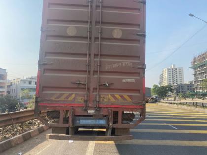 Naval Bridge Accident Prone Zone Another accident the container collided with a four-wheeler | नवले पुल "अपघात प्रवण क्षेत्र"; पुन्हा अपघात, कंटेनरची चारचाकीला धडक