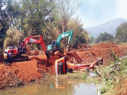 Work on the battlefield for flood relief while removing silt, Poklen crashed into the river while removing sludge | पूरमुक्तीसाठी युद्धपातळीवर काम, शिवनदीतील गाळ काढताना ‘नाम’चा पोकलेन कलंडला नदीत