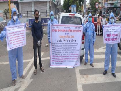 Movement of Nucleus society by wearing PPE kit for permission open saloon shop | शासनाने दुकाने सुरू करण्यास परवानगी द्या तसेच आर्थिक मदत करावी; नाभिक समाजबांधवांकडून आंदोलन