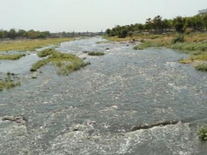 In the summer, the river Panjra became flowing | भर उन्हाळ्यात पांझरा नदी झाली प्रवाही