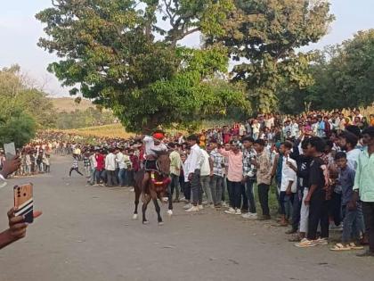 Horse races organized in Kathi Sansthan on the occasion of Dussehra | दसऱ्यानिमित्त काठी संस्थानमध्ये रंगल्या घोड्याच्या शर्यती