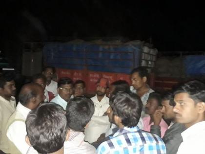 Shegaon: The mishap at the Nafed Center; Buy merchandise goods from farmers! | शेगाव : नाफेड केंद्रावर मोजमापात घोळ; शेतक-यांचा सोडून व्यापा-यांचा माल खरेदी!