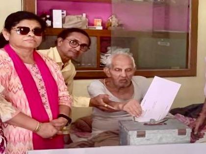 Senior citizen Vasant Dhome became the first home voter in Nagpur | ज्येष्ठ नागरिक वसंत ढोमणे ठरले नागपुरातील पहिले गृह मतदार