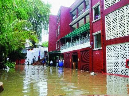  Vidhan Sabha gets bottles; Work washed by rain! | विधान भवन बाटल्यांनी तुंबले; कामकाज पावसाने धुतले !