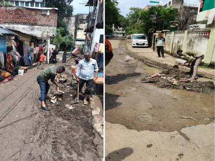 The work of removing the mud spread on the road by the Municipal Corporation is going on | महापालिकेकडून रस्त्यावर पसरलेला गाळ काढण्याचे काम सुरू