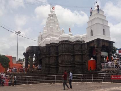 Bhawik took a glimpse of Shivalinga in Aunda Nagnath | औंढा नागनाथ येथे बम बम भोलेच्या गजरात भाविकांनी घेतले शिवलिंगाचे दर्शन