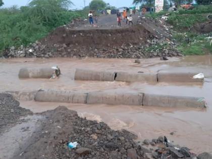 Nagar Beed highway closed as bridge at Kada washed away | कडा येथील पूल वाहून गेल्याने नगर-बीड महामार्ग बंद