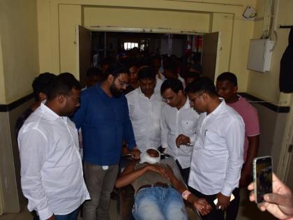 attack on college students in ahmednagar | नगरमध्ये विद्यार्थ्यांवर कोयत्याने हल्ला; राष्ट्रवादीच्या पदाधिकाऱ्यांनी घेतली भेट