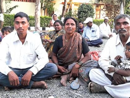 'Staying on the Pooch .. Wandering in the Randi .. Choices for the stomach. Do not live like this,' Zhaalaya saheb; Mandalay pains before the police in Pardhi society | ‘पालावर राहणं.. रानात भटकणं.. पोटासाठी चो-या.. हे असलं जीणं नकोस झालयं साहेब; नगरमध्ये पारधी समाजानं पोलिसांमोर मांडली व्यथा