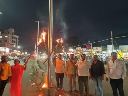 Darkness on the road for a year! Since there are no street lights, torches are mounted on poles | वर्षभरापासून रस्त्यावर अंधार! पथदिवे नसल्यामुळे खांबांवर लावल्या मशाली