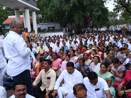 protest of teachers against school privatisation march at the collector office | शाळा खासगीकरणाविरोधात शिक्षकांचा आक्रोश, जिल्हाधिकारी कार्यालयावर मोर्चा