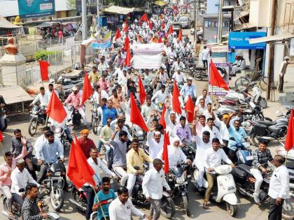 Workers march to Ahmednagar Collectorate demanding implementation of Mathadi Act | माथाडी कायद्याची अंमलबजावणी करण्याच्या मागणीसाठी कामगारांचा अहमदनगर जिल्हाधिकारी कार्यालयावर मोर्चा