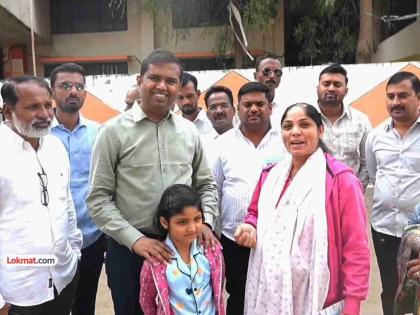 प्रसूतीची तारीख, पण 'तिचं' मतदानाला प्राधान्य! लोकशाहीसाठी चाळीसगावच्या लेकीचं खास पाऊल