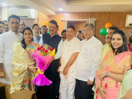 Shock to NCP in Pune; A corporator joins BJP in the presence of Devendra Fadnavis | पुण्यात राष्ट्रवादीला धक्का; नगरसेविकेचा देवेंद्र फडणवीस यांच्या उपस्थितीत भाजपात प्रवेश