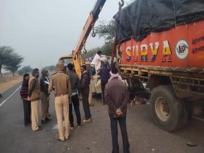 nagaur car accident 5 policeman died in jhunjhunu | नरेंद्र मोदींच्या सभेला ड्युटीसाठी जाणाऱ्या ५ पोलिसांचा अपघातात दुर्दैवी मृत्यू, ३ जण जखमी