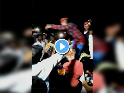 Nagin Dance in Wedding Viral Video on Social Media Man dancing on horse when groom sitting behind him Comedy Incidence | Nagin Dance in Wedding Viral Video: भन्नाट नागिन डान्स! नवरदेवाच्याच घोडीवर चढून मित्राने घातला धुमाकूळ; भले भले डान्समास्टरही लावतील डोक्याला हात