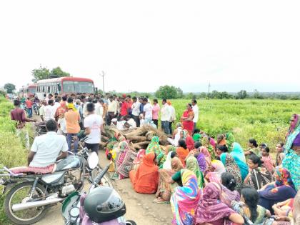 woods on the streets for a funeral; Nagmatha villagers aggressive for the demand of a crematorium | रस्त्यावर सरण रचत घेतला अंत्यविधीचा पवित्रा; स्मशानभूमीच्या मागणीसाठी ग्रामस्थ आक्रमक