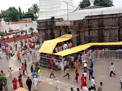 On the second Shravan Monday, devotees queued up in the temple premises for the darshan of Nagnath | दुसऱ्या श्रावण सोमवारनिमित्त नागनाथ दर्शनासाठी भाविकांची मंदिर परिसरात लागली रांग