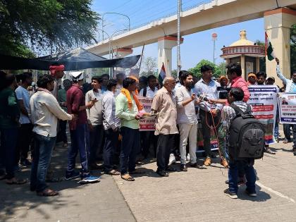 Nagpur: Circulation of Vidhan Bhavan for rehabilitation, villagers of Satgaon Vena sit in Constituent Chowk for 10 days | Nagpur: पुनर्वसनासाठी विधान भवनाला प्रदक्षिणा, संविधान चौकात १० दिवसांपासून सातगाव वेणातील ग्रामस्थांचा ठिय्या