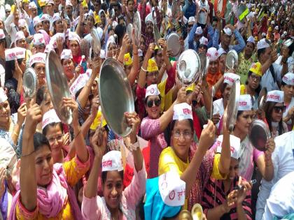 striking employees Thalinad agitation in Nagpur, announcement of 'one mission old pension' shook the area | संपकरी कर्मचाऱ्यांचे थाळीनाद आंदोलन, 'एकच मिशन जुनी पेन्शन'च्या घोषणांनी परिसर दणाणला