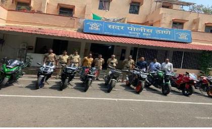 Police crack down on group of rioting bikers | गोंधळ घालणाऱ्या बायकर्सच्या ग्रुपला पोलिसांचा दणका