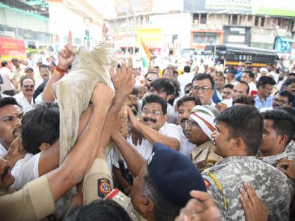 Congress aggressive throw mud at the statue of the government block the road at Variety Chowk | काँग्रेस आक्रमक, सरकारच्या पुतळ्याला फासला चिखल, व्हेरायटी चौकात रस्ता रोको