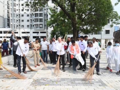 mla commissioners and nagpurkar took up the broom for cleaning campaign | महात्मा गांधीसह आमदार, आयुक्त आणि नागपूरकरांनी हाती घेतला झाडू