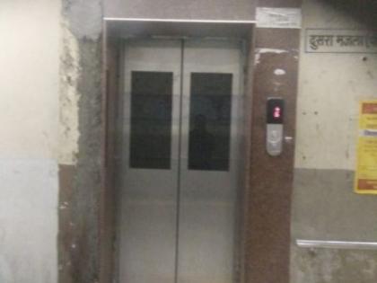 The lift in Nagpur district court again become danger to life | नागपूरच्या जिल्हा न्यायालयातील लिफ्ट पुन्हा जीवावर उठली