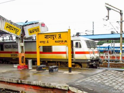 Uneasy passengers, track man's honesty and RPF's promptness | अस्वस्थ प्रवासी, ट्रॅक मॅनची प्रामाणिकता अन् आरपीएफची तत्परता Uneasy passengers, track man's honesty and RPF's promptness | अस्वस्थ प्रवासी, ट्रॅक मॅनची प्रामाणिकता अन् आरपीएफची तत्परता