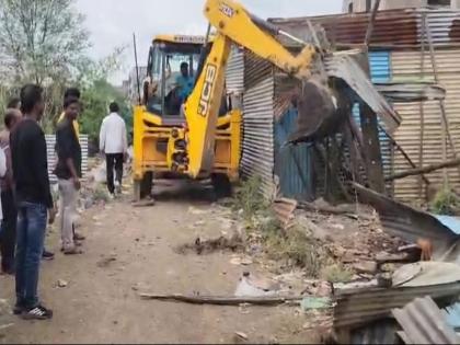 JCB visits illegal slaughterhouses in Kopargaon notices issued to remove unauthorized sheds | कोपरगावातील अवैध कत्तलखान्यांवर फिरला जेसीबी, अनाधिकृत शेड काढून घेण्याच्या दिल्या होत्या नोटिसा