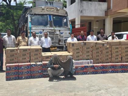 40 lakhs of prohibited liquor seized from truck | ट्रकमध्ये वरून कोळशाची राख, चोरकप्प्यात दारूचे घबाड; ४० लाखांची प्रतिबंधित दारू जप्त