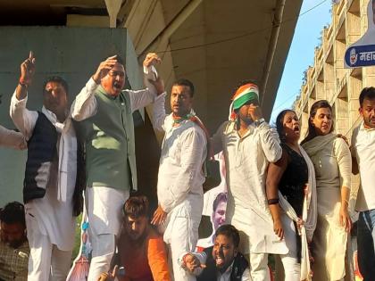 Youth Congress march is aggressive, | युवक काँग्रेसचा मोर्चा आक्रमक, नाना पटोलेंना उचलून नेले, केदार, राऊत, शेळकेवडेट्टीवार चढले कठड्यांवर