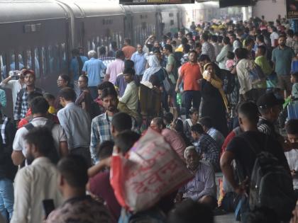 Nagpur Heavy rush at the railway station no place to stand | नागपूर : रेल्वे स्थानकावर तुफान गर्दी, पाय ठेवायला जागा नाही