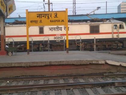 As soon as he fell from the train, the angel ran and saved his life Incidents in Nagpur | देव तारी त्याला कोण मारी! ट्रेनमधून पडताच देवदूत धावला अन् जीव वाचला; नागपुरातील घटना