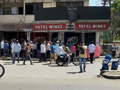 CoronaVirus : Chaos in Nashik; Crowds in liquor stores, shops mostly open vrd | CoronaVirus : नाशिकमध्ये गोंधळात गोंधळ; मद्याच्या दुकानाबाहेर मोठी रांग