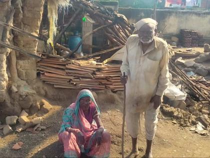 A blind elderly couple from Khamkheda in Devla taluk of Nashik struggle for a house | कुणी घर देता का घर?; दृष्टीहीन दाम्पत्याच्या जगण्याचा संघर्ष थांबेना